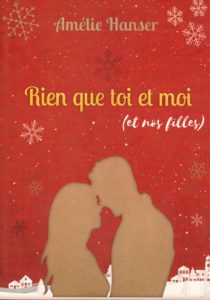 Sur fond rouge, deux silhouettes se font face, prêtes à s'embrasser. Des flocons dansent dans les airs.