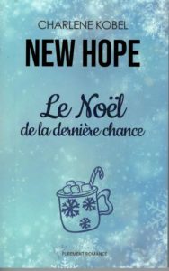 Tasse de chocolat chaud avec sucre d'orge sur fond bleu.